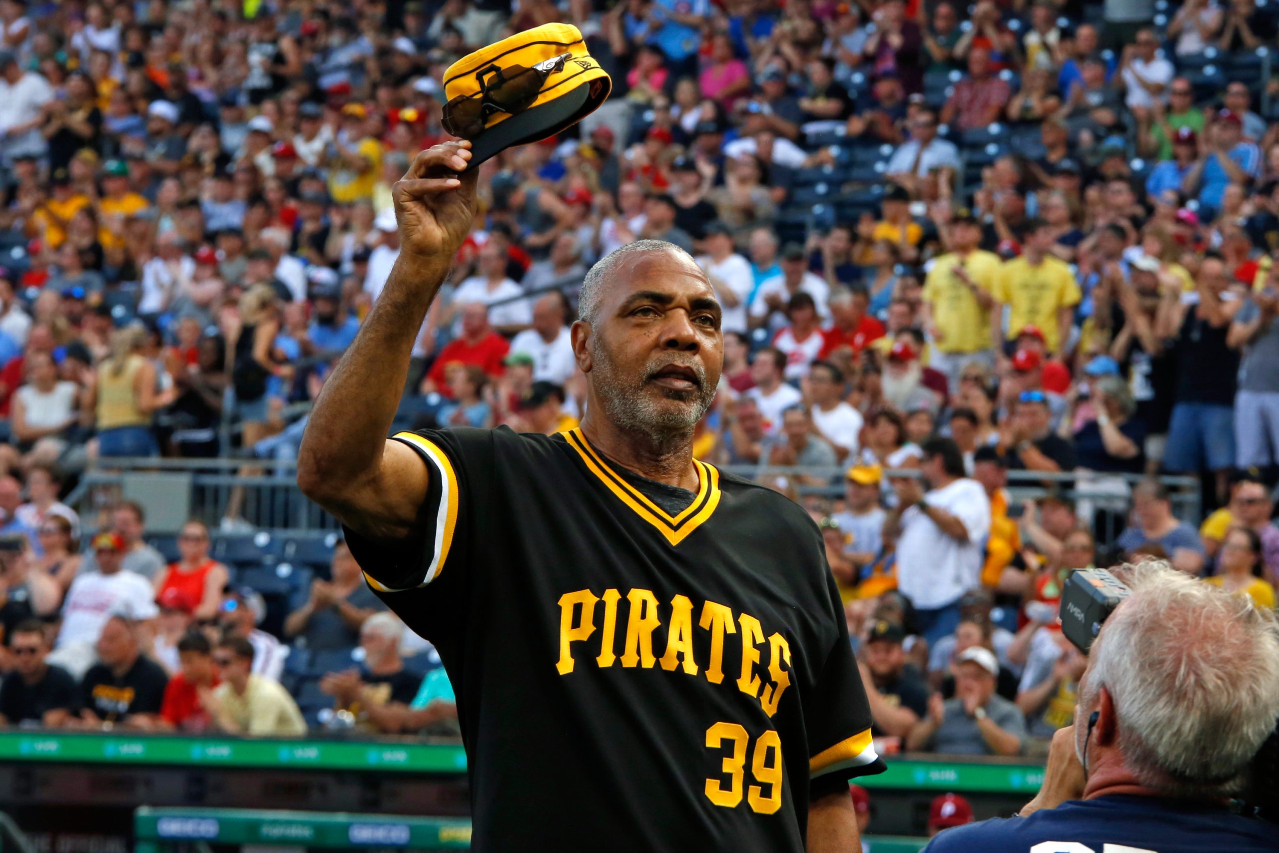 Dave Parker, hard-hitting Hall of Fame outfielder nicknamed ‘the Cobra,’ dies at 74