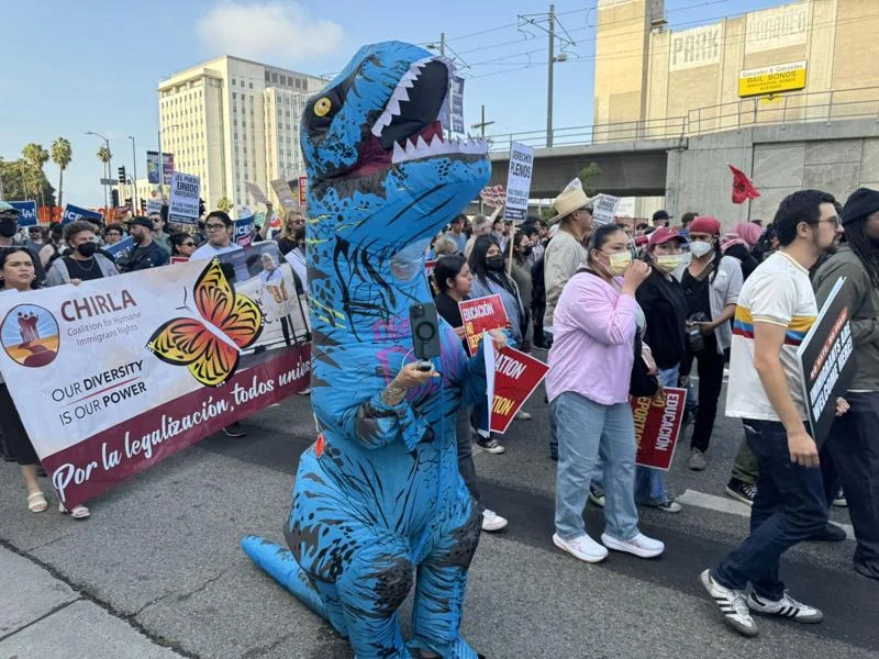 National Guardsmen arrive in response to LAs violent mobs