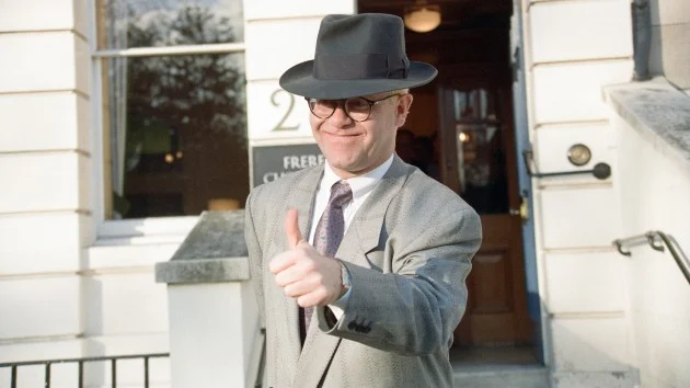 New play dramatizes Elton Johns battle against a British tabloid