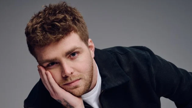 Alex Warren keeps his Ordinary spot on top of the chart