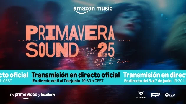 Chappell Roan does the Apple dance as Charli XCX performs in Barcelona