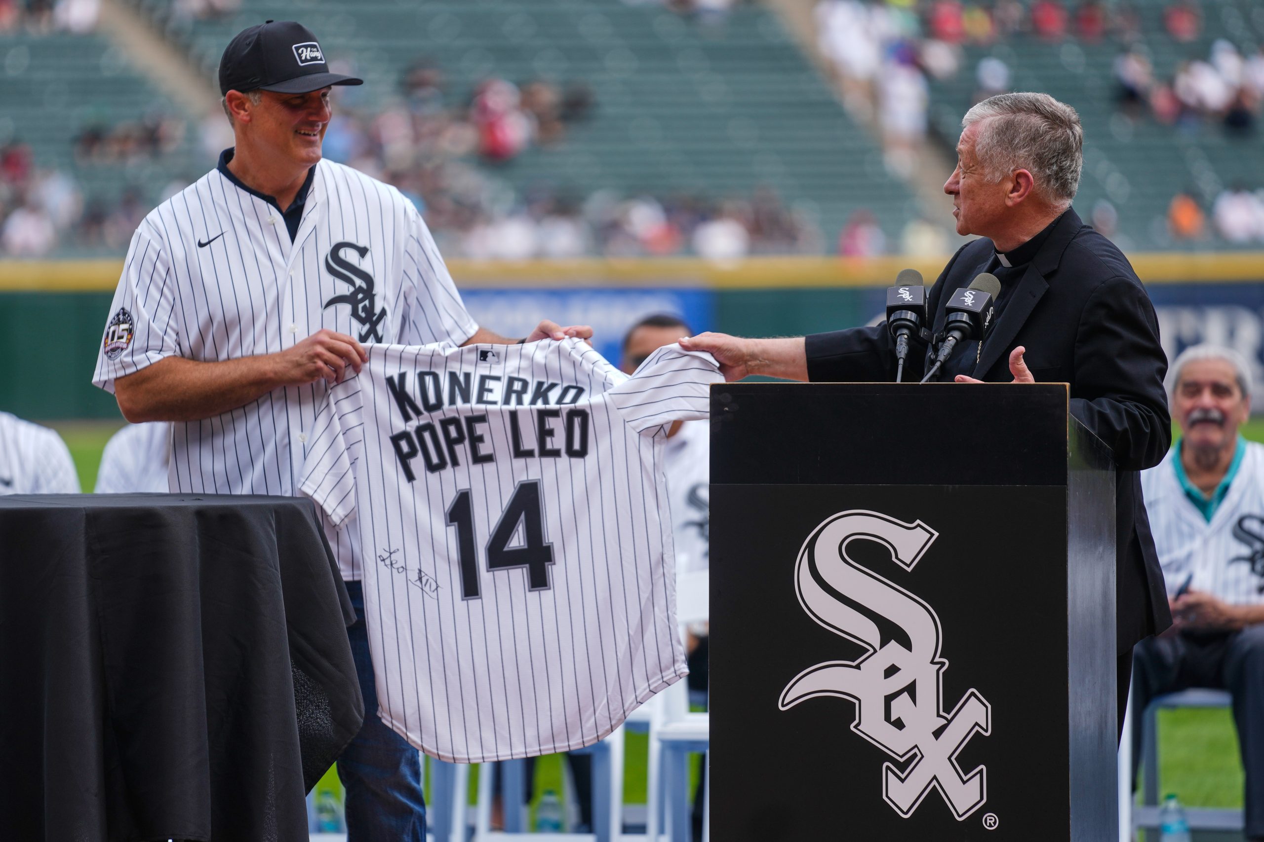 From one 14 to another, White Sox great Konerko gets gift from Pope Leo XIV in honor of 2005 title