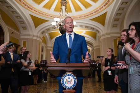 US senators urge Trump administration to back older retirement age for pilots