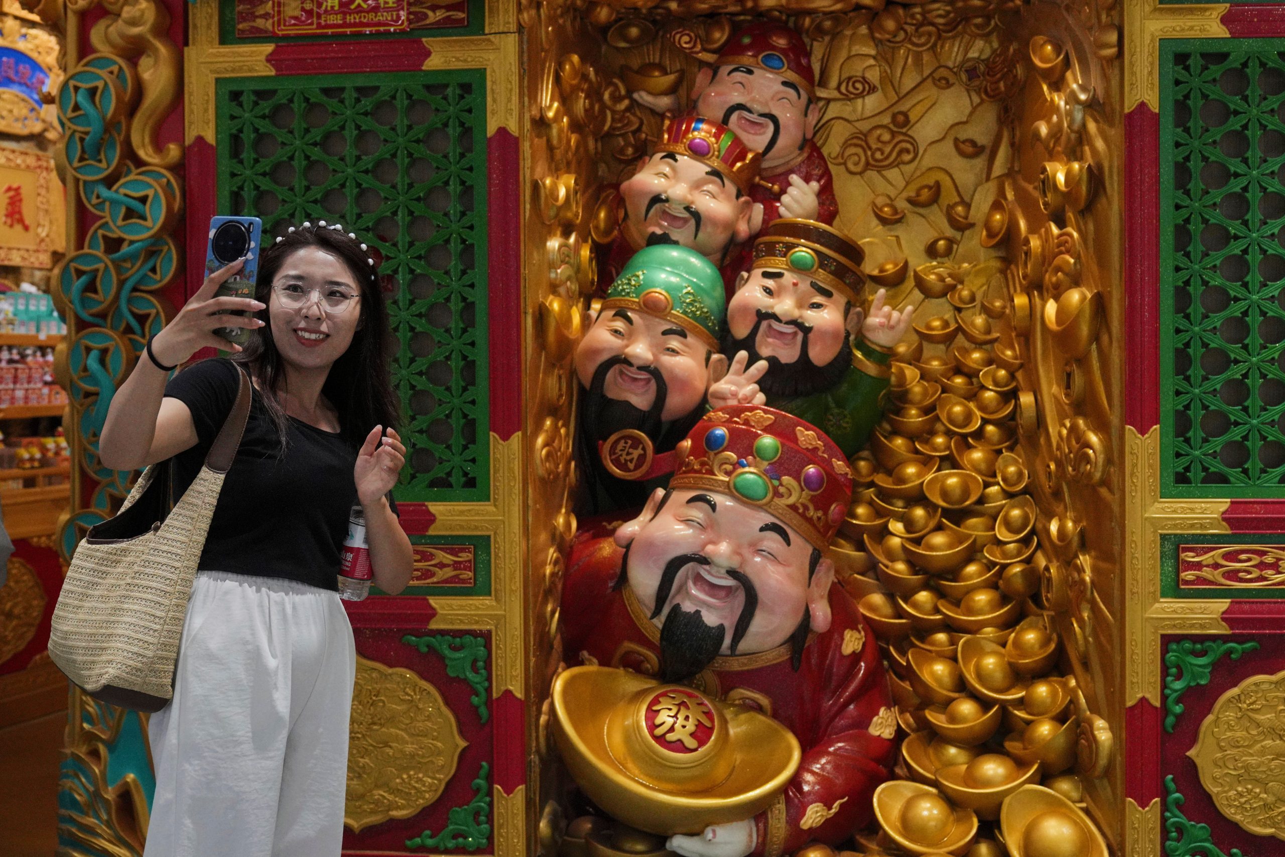 Chinese economy grows at a 5.2% annual pace in April-June quarter despite trade war