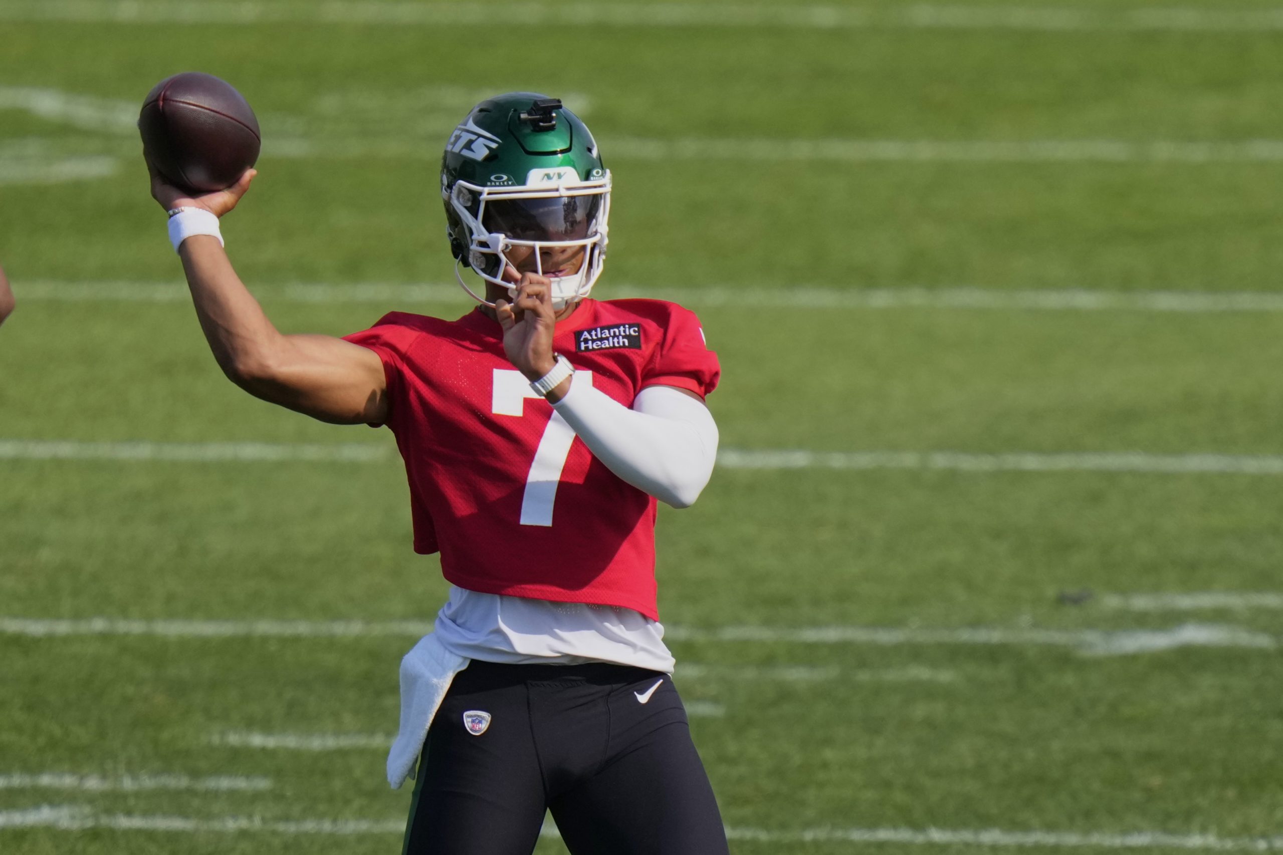 New York Jets quarterback Justin Fields carted off practice field with apparent leg injury