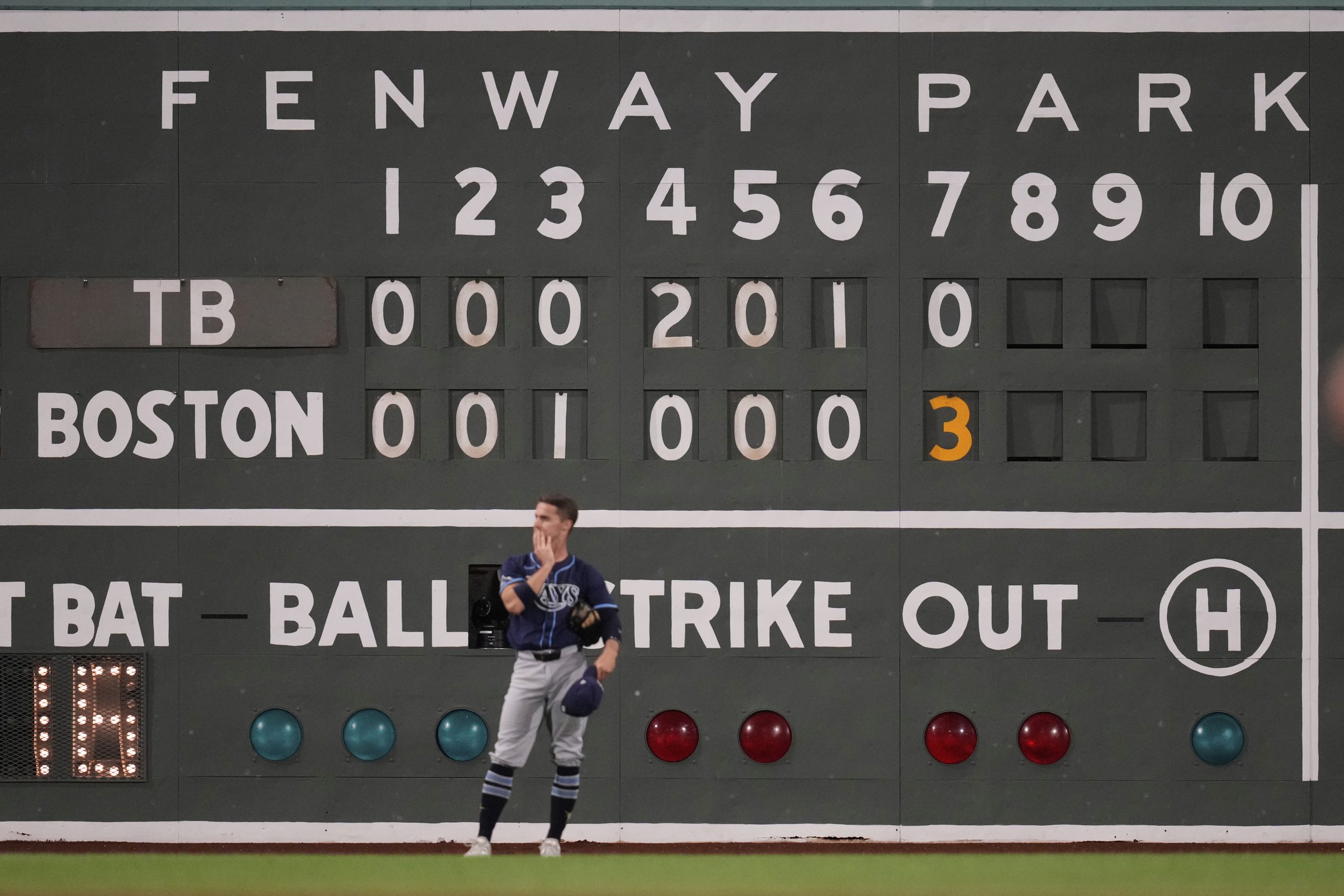 Beer and food workers on strike at Fenway for homestand between Dodgers and Red Sox