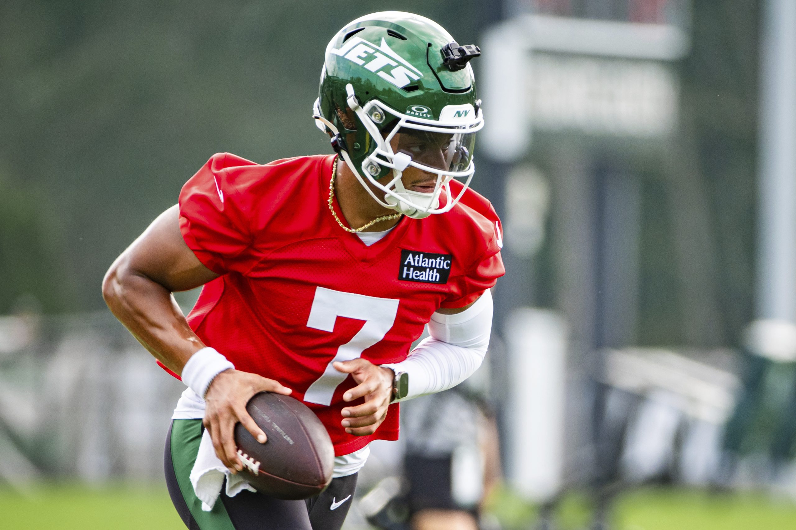 Justin Fields participates in 7-on-7 drills at Jets practice, 2 days after dislocating toe