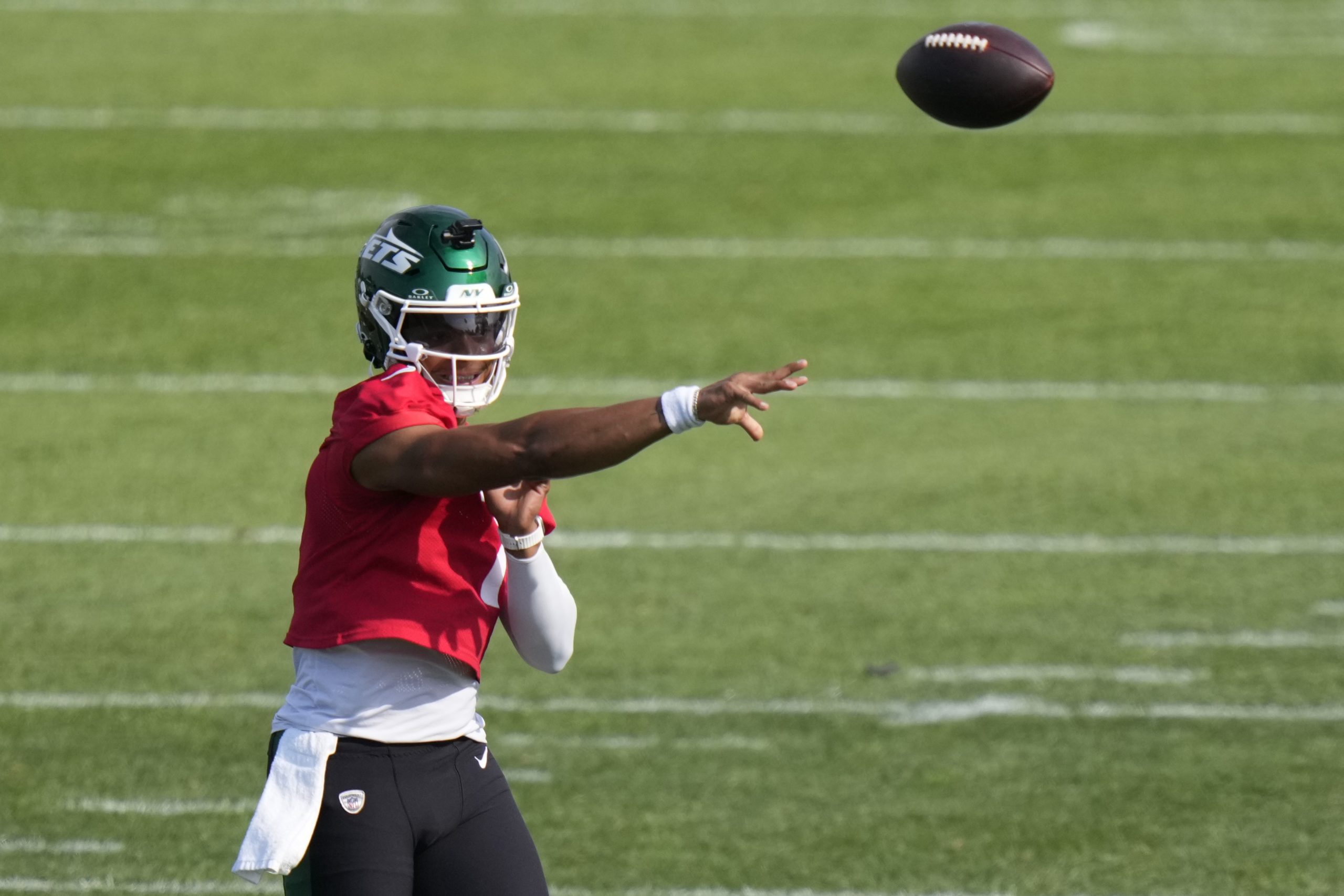 Jets quarterback Justin Fields returns to team drills at training camp, 4 days after toe injury