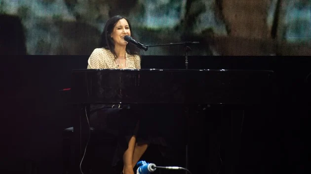 Vanessa Carlton gives surprise performance at Drake’s Wireless Festival