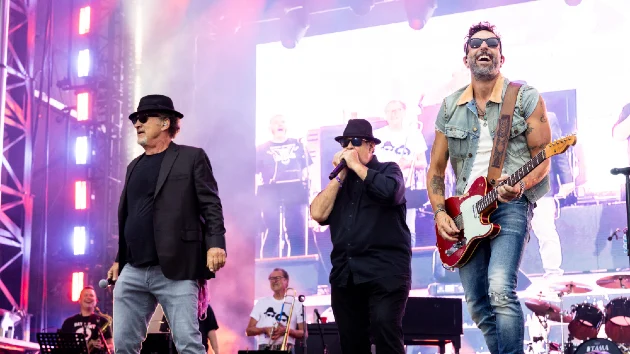 Old Dominion reunites The Blues Brothers for Chicago performance