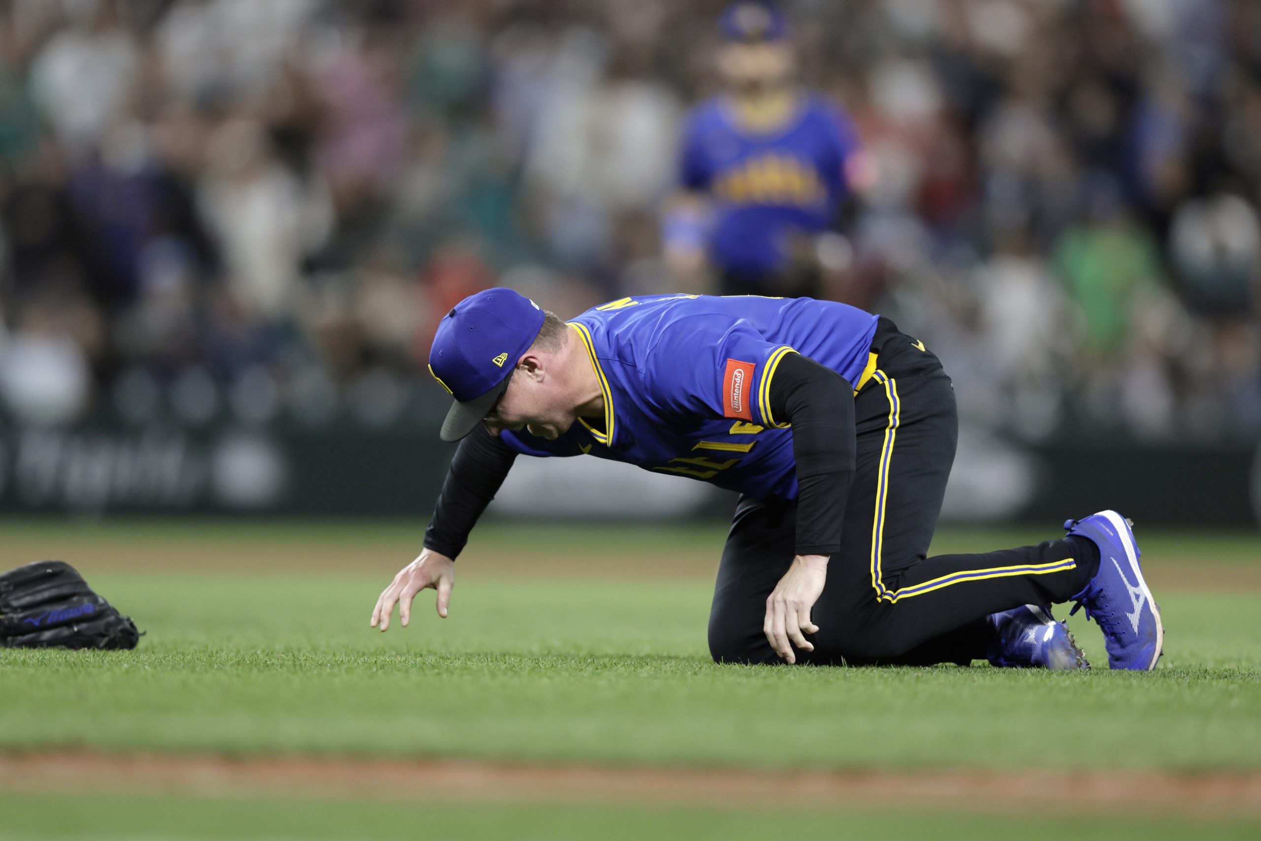 Mariners reliever Trent Thornton carted off field after injury coming off mound in 9th inning