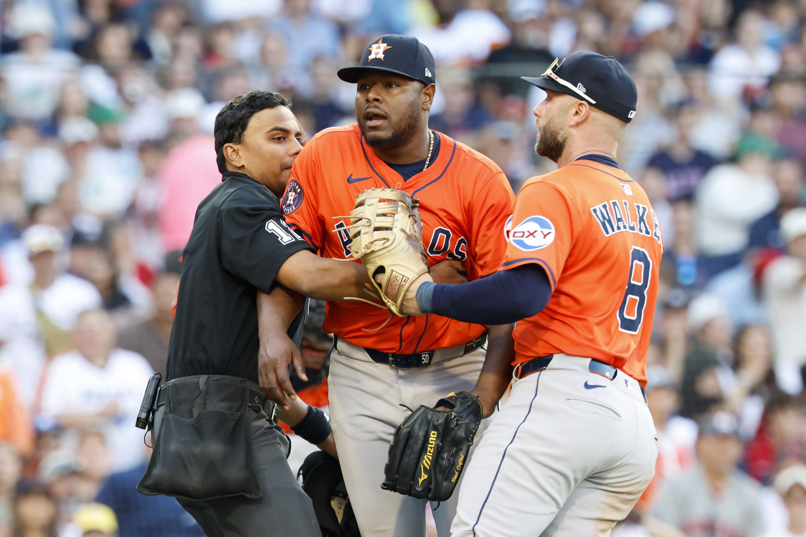 Astros reliever Neris intentionally balks to advance runner from second, then shouts at Red Sox