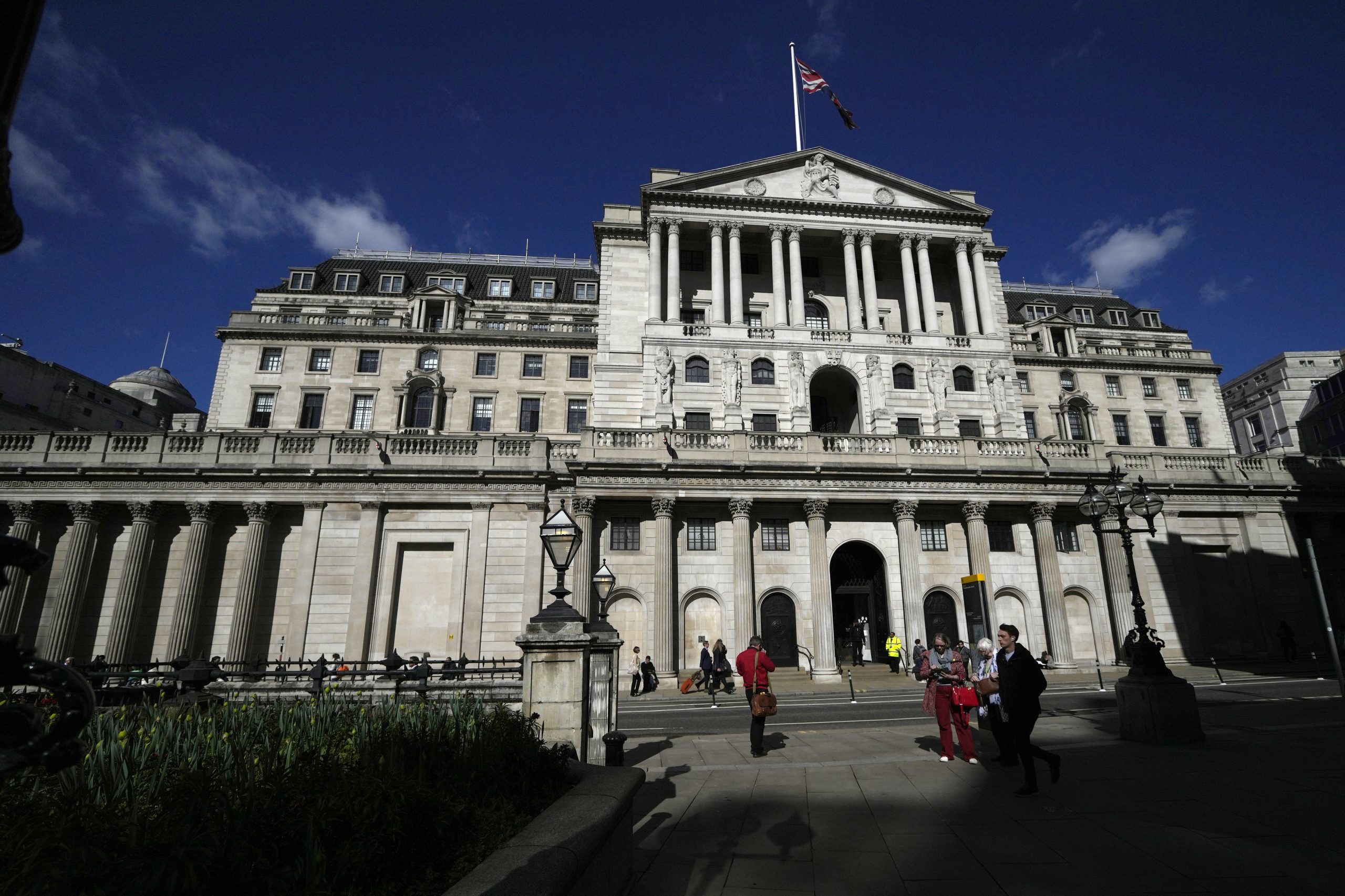 The Bank of England cuts its main interest rate to 4%, the lowest level since March 2023