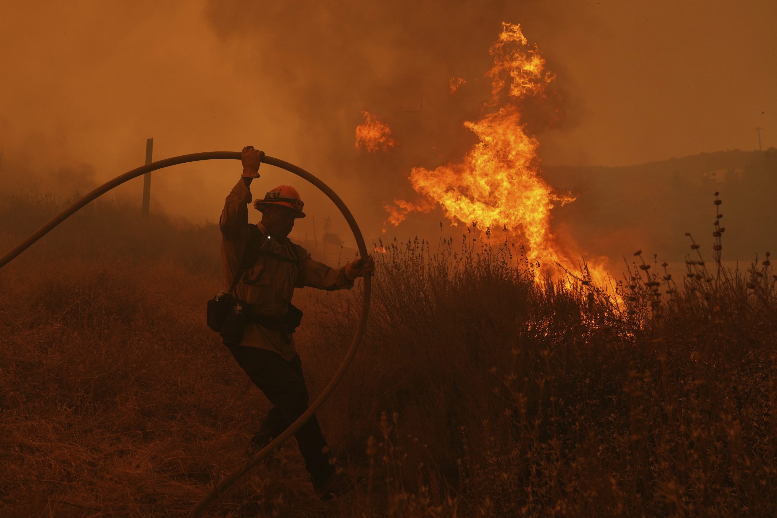 Fast-growing brush fire forces thousands to evacuate north of Los Angeles
