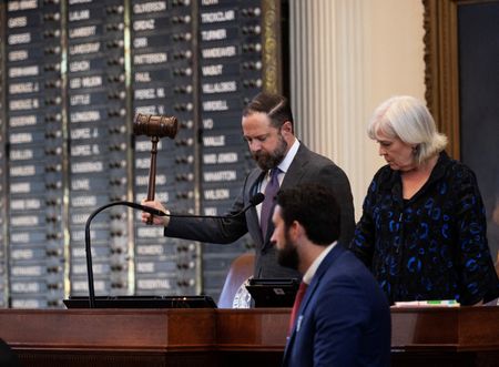 Texas Republicans restrict pay for missing Democrats in redistricting dispute