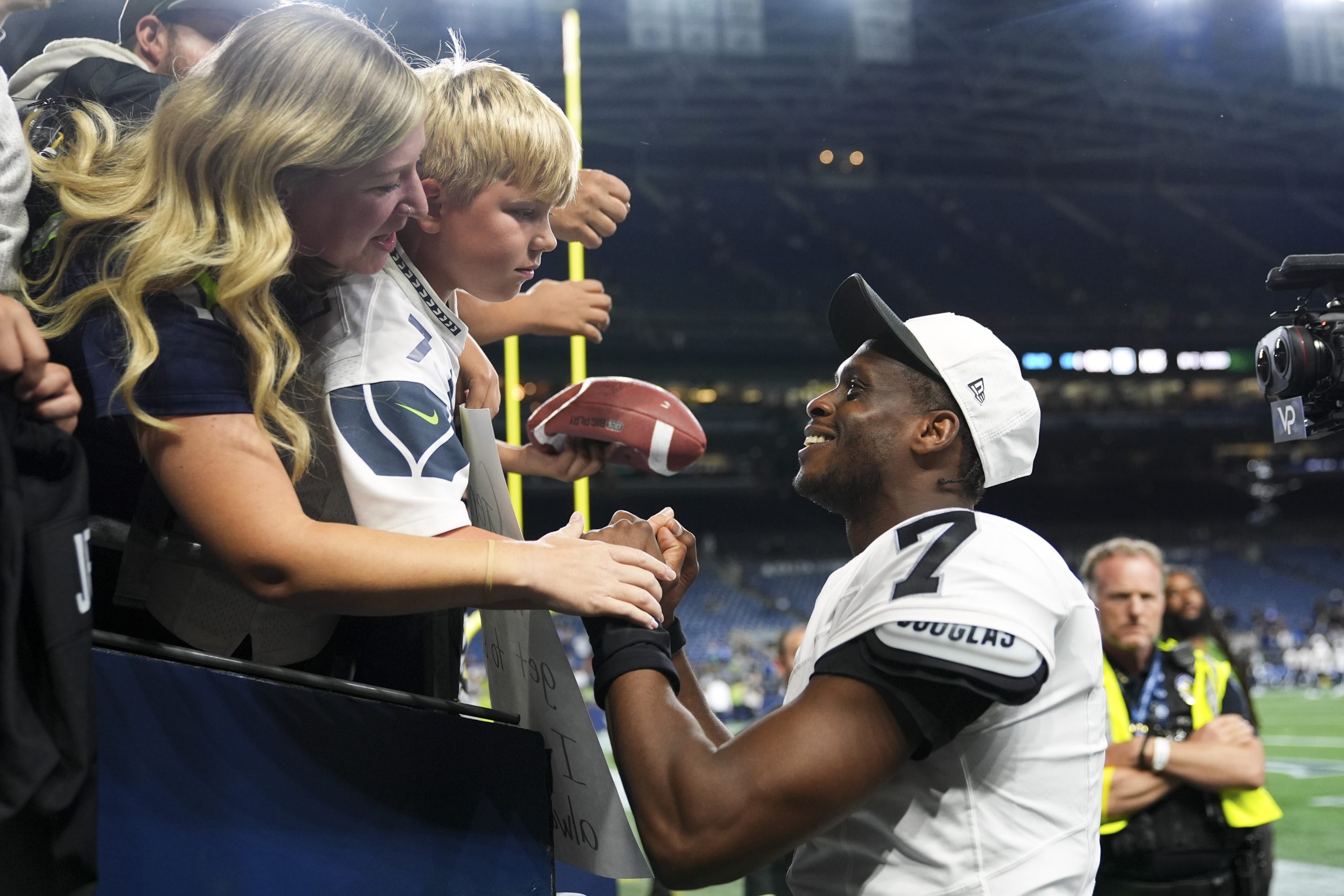 Raiders’ Smith and Crosby make obscene gestures toward Seahawks fans
