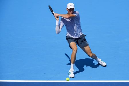 Tennis-Sinner, Swiatek cruise through in Cincinnati second round