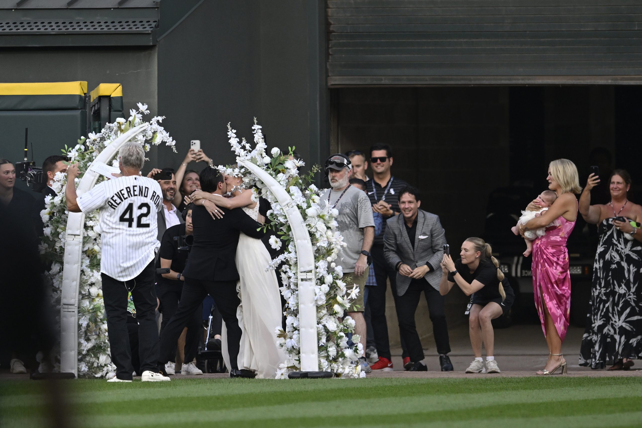 White Sox celebrate showman Bill Veeck with wedding, 50-foot hot dog, petting zoo at ballgame