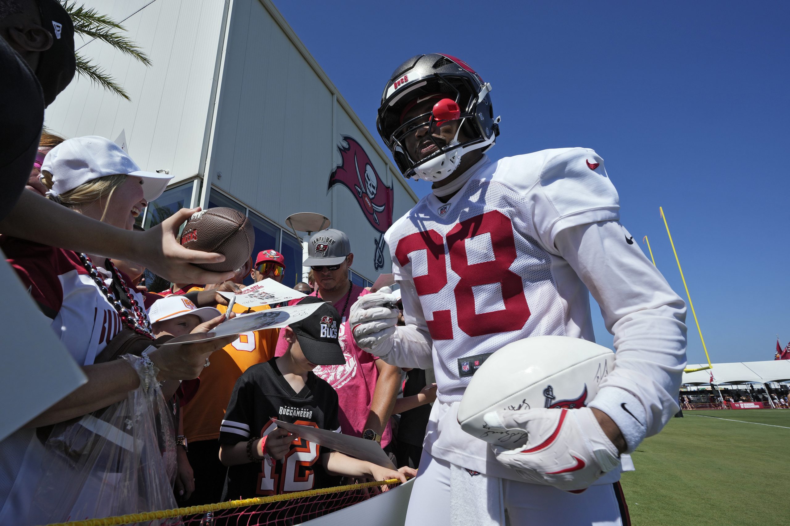 Shilo Sanders makes his presence felt in his debut with the Tampa Bay Buccaneers
