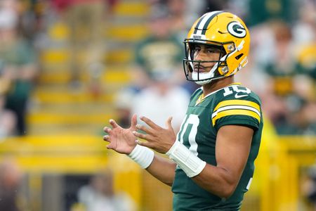 Packers QB Jordan Love injures left thumb, undergoes surgery