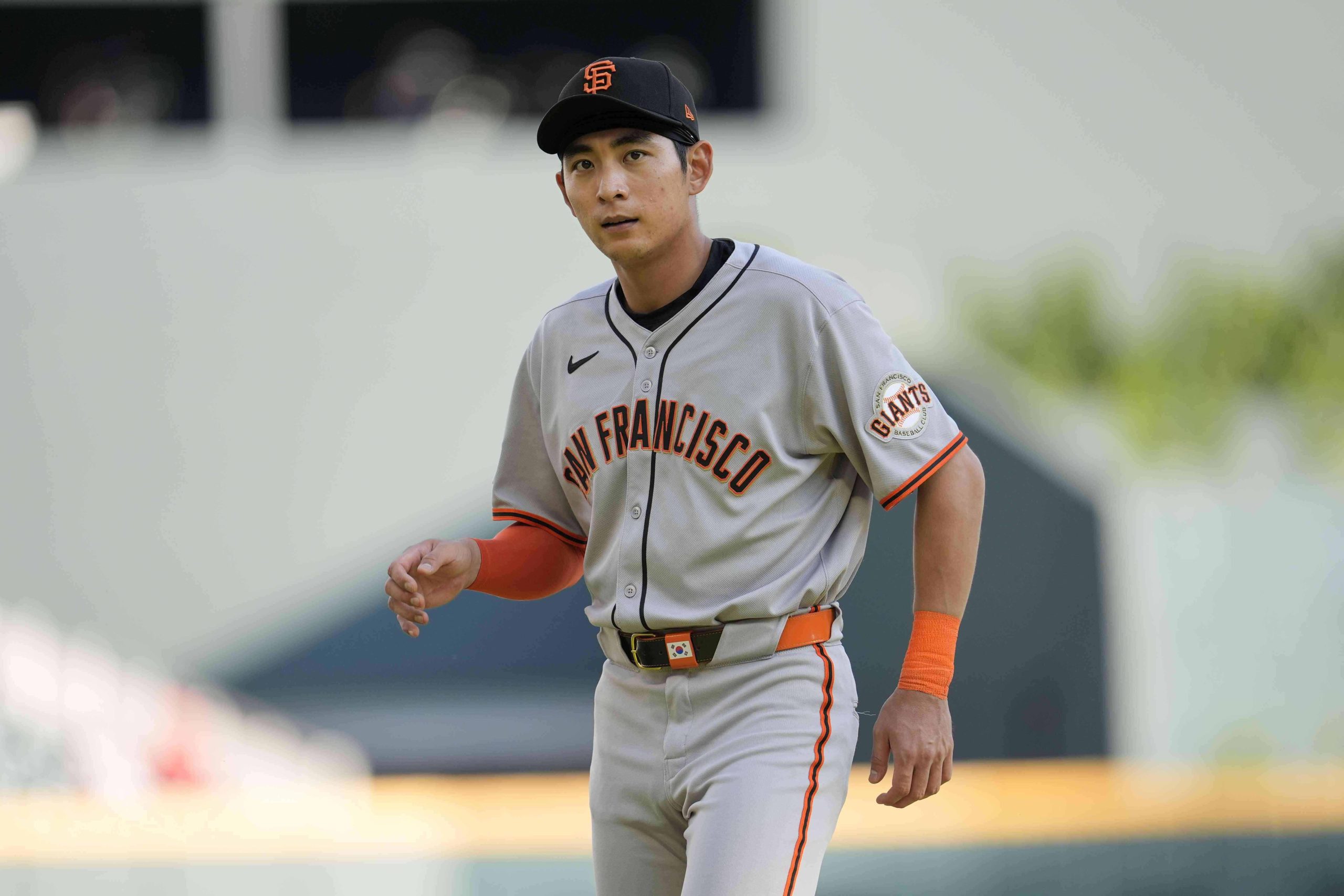Giants’ Jung Hoo Lee makes catch off glove, thigh and calf before pinning baseball between knees