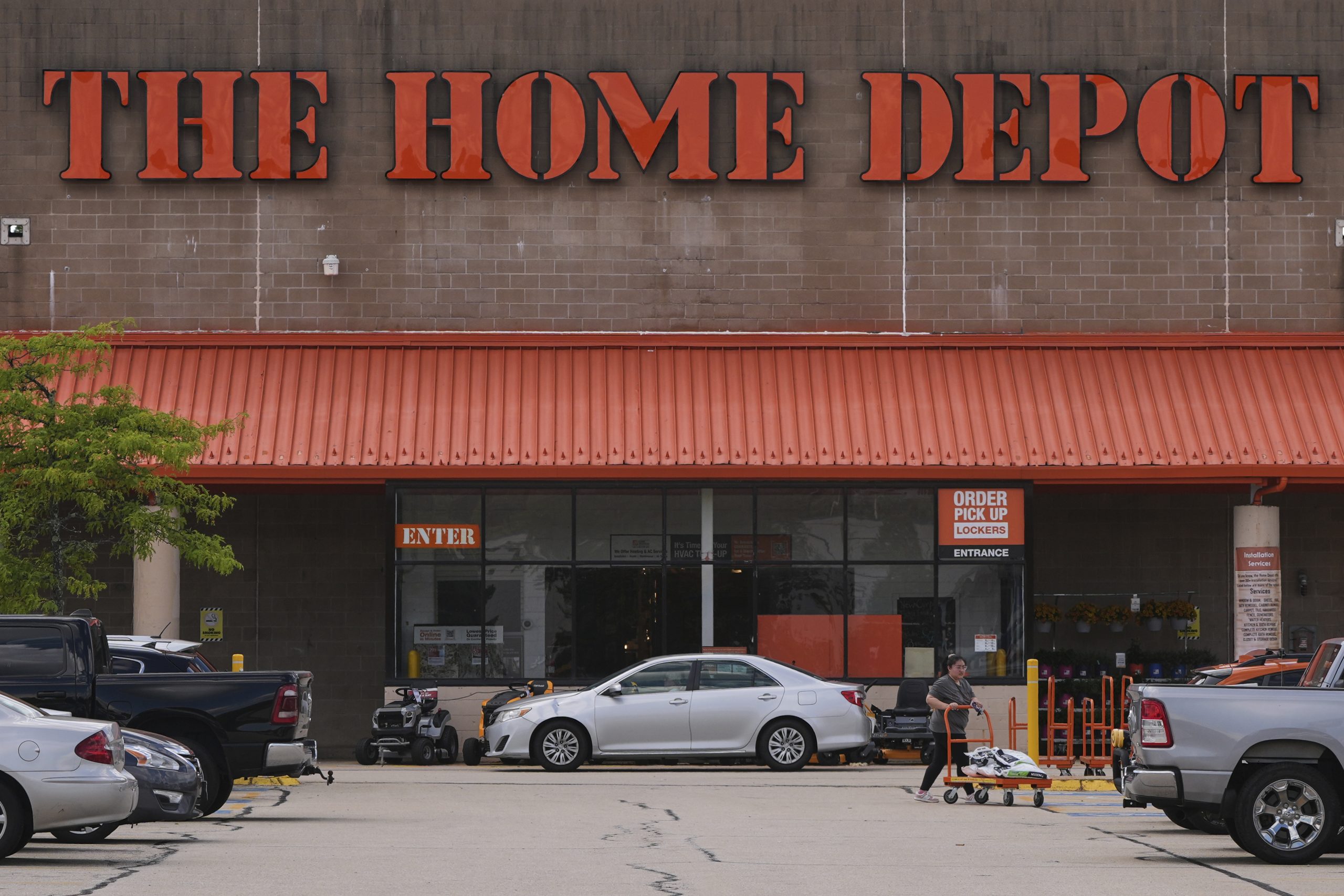 Home Depot’s sales improve as customers stay focused on smaller projects