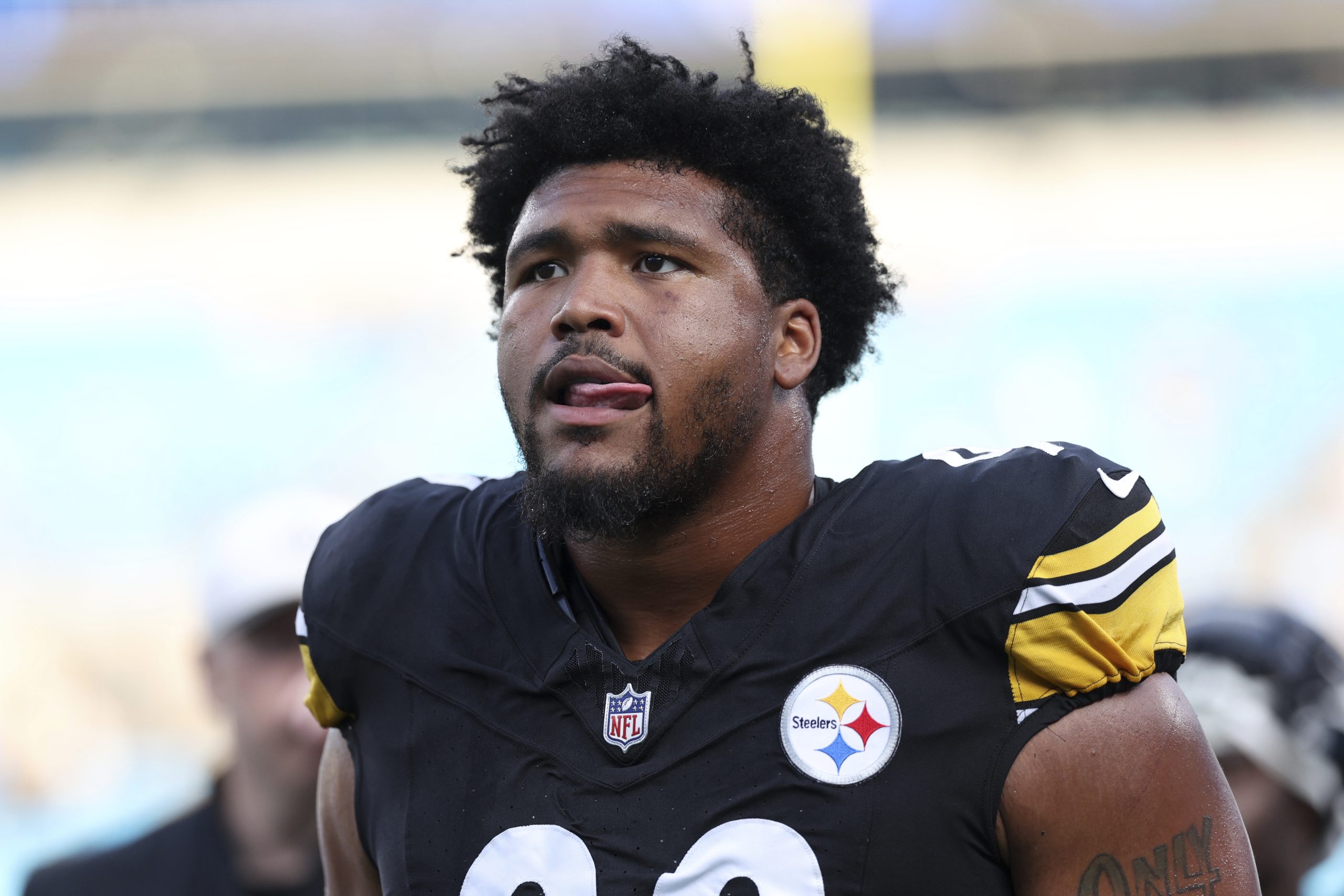 Steelers 1st-round pick Derrick Harmon carted off with knee injury
