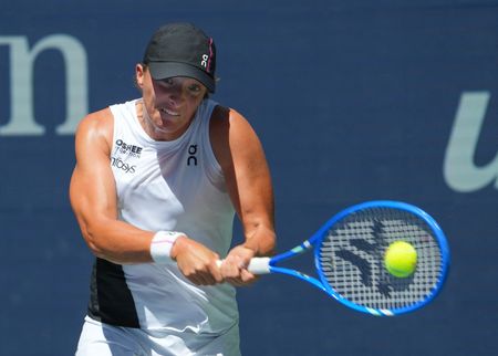 Tennis-Swiatek swats aside Arango in US Open first round