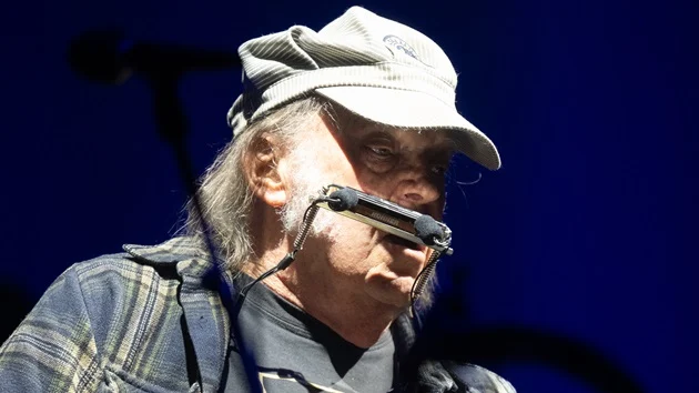Neil Young plays Crazy Horse song ‘Long Walk Home’ for first time in 36 years