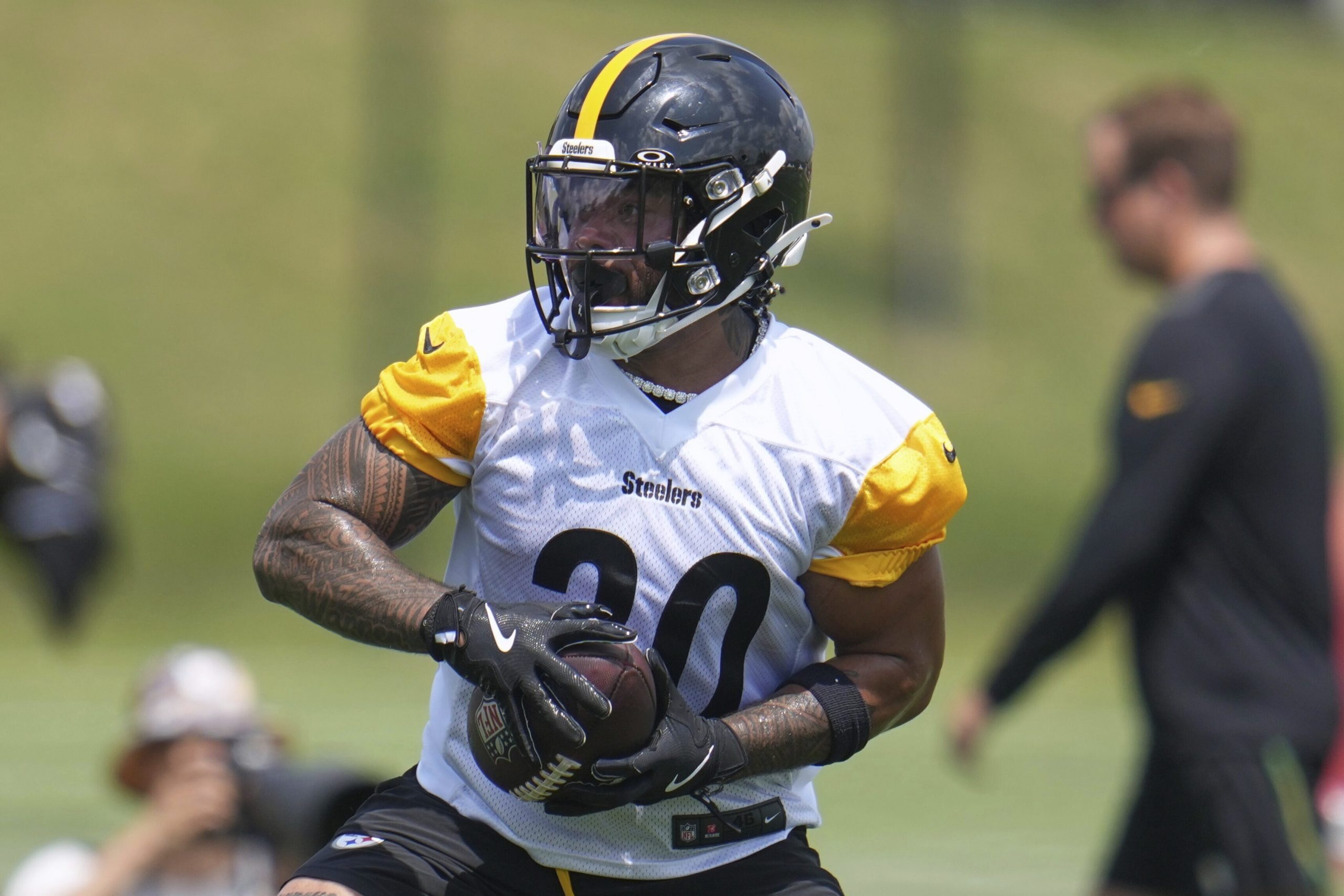 Steelers sign running back Jaylen Warren, a former undrafted rookie, to a 3-year extension