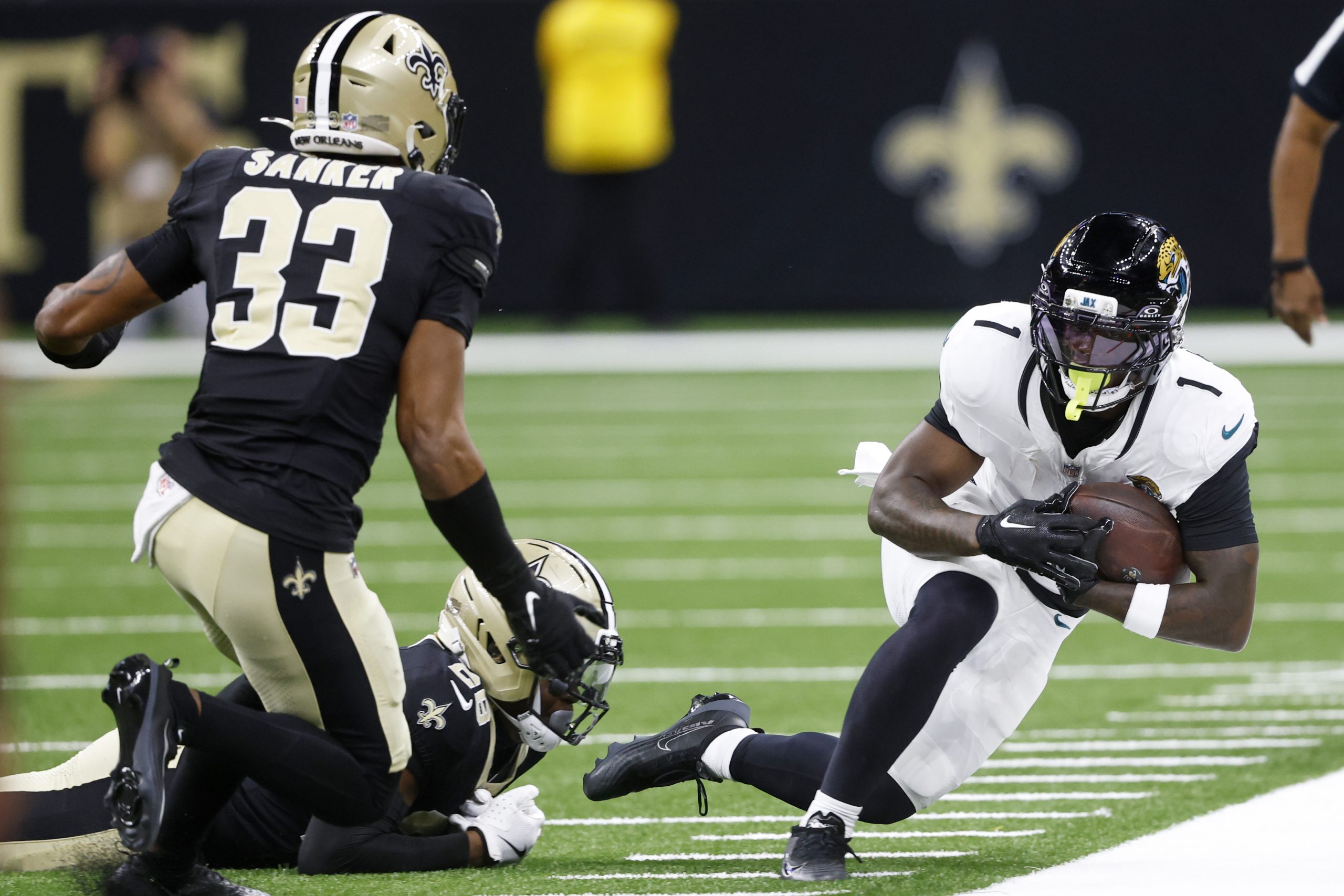 Etienne brothers will square off on opposite teams for the 1st time since childhood