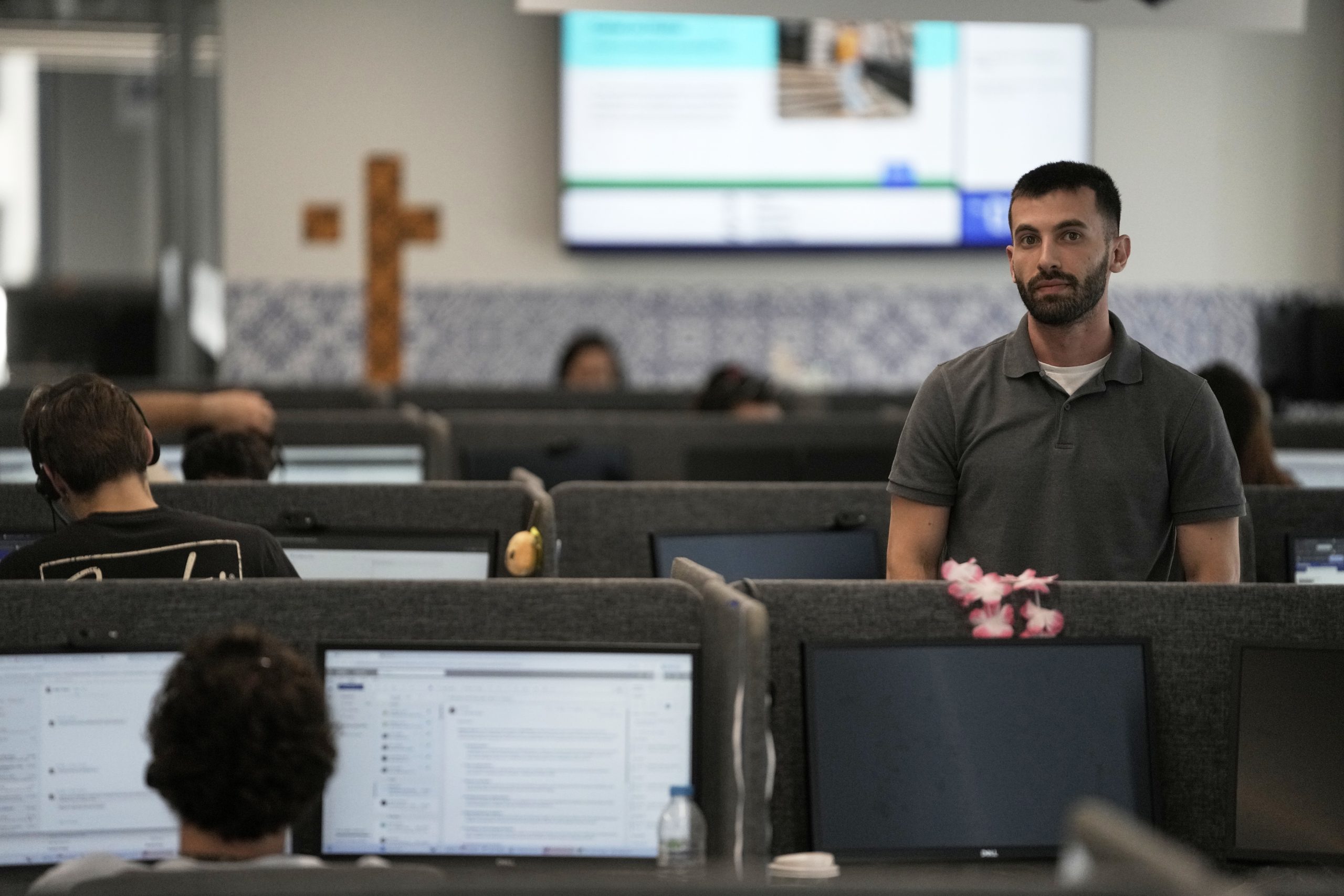 AI shakes up the call center industry, but some tasks are still better left to the humans