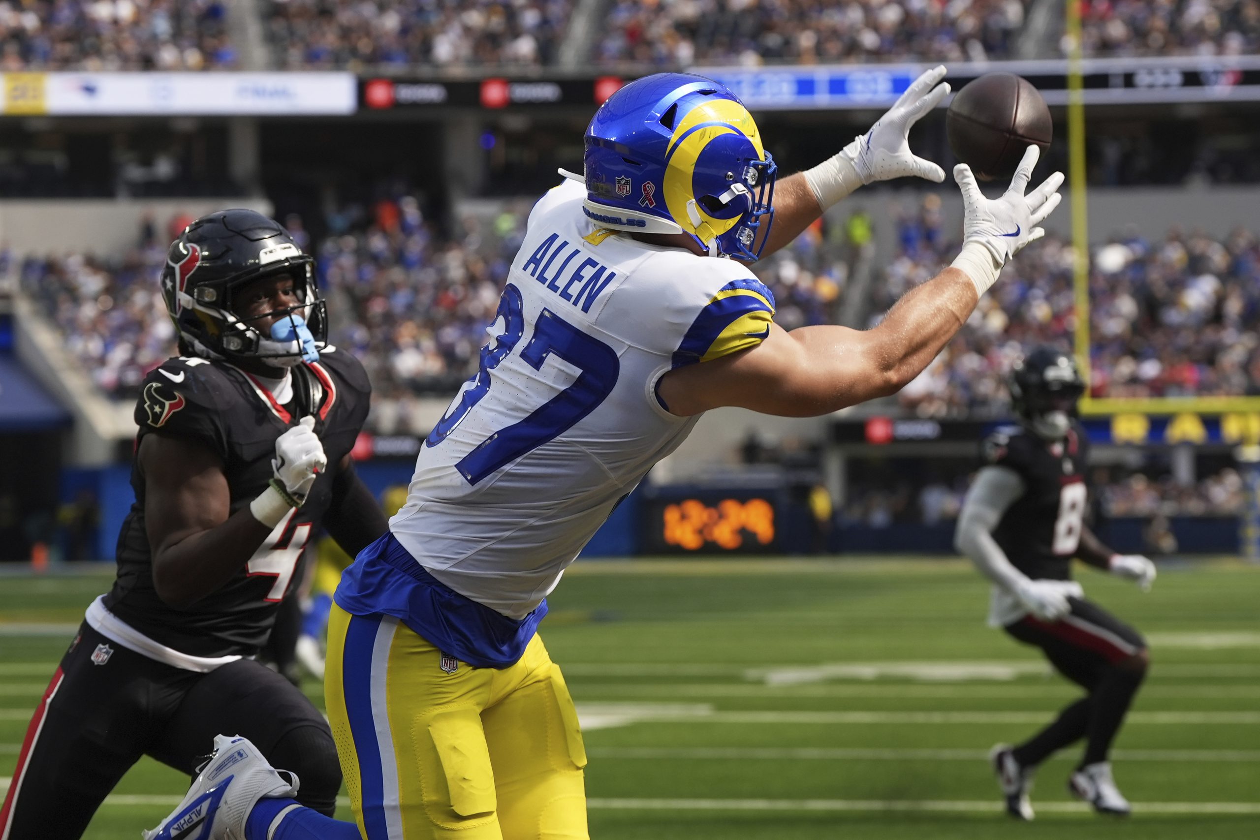 Stafford tops 60,000 yards passing, defense stands strong as Rams hold off Texans 14-9