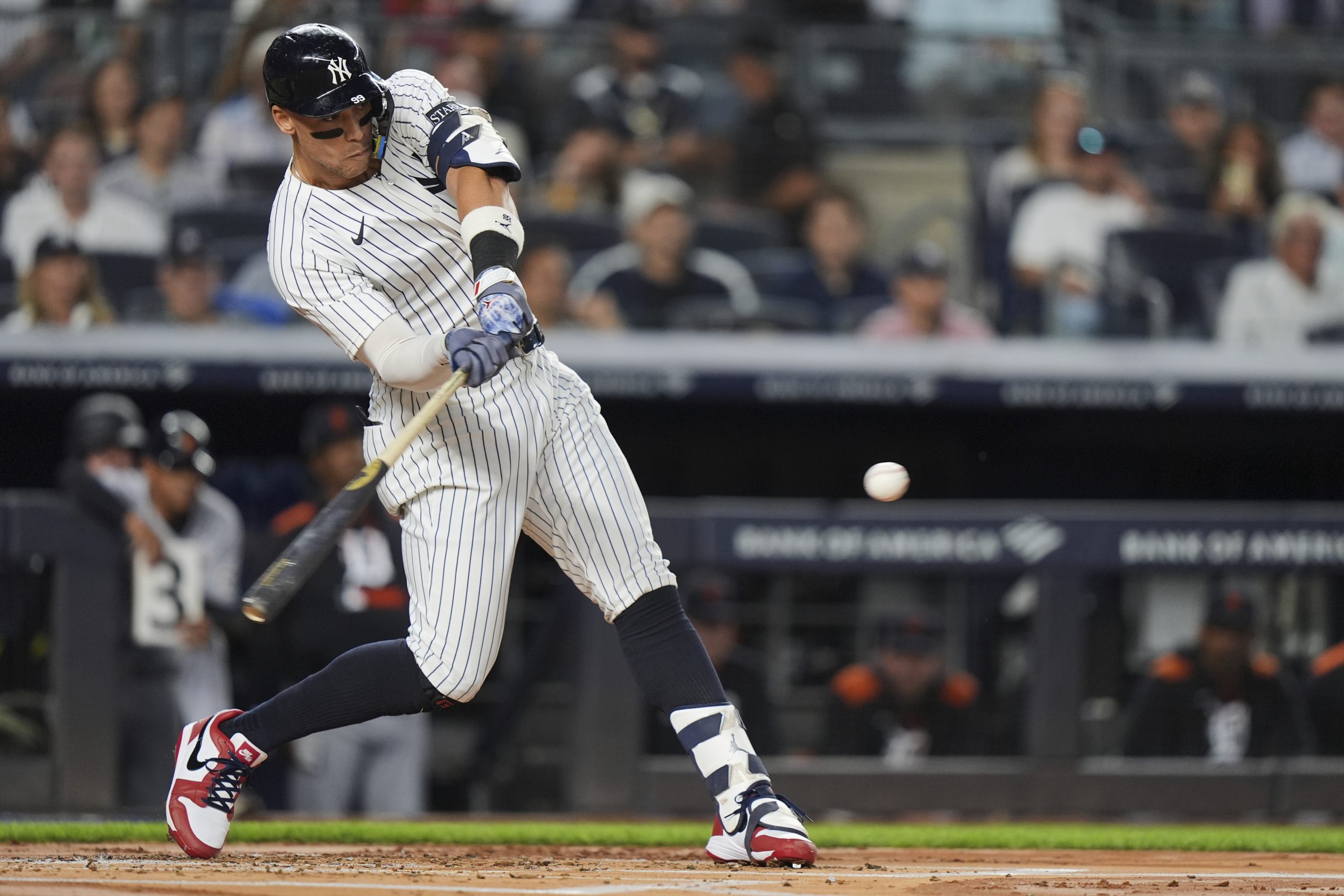 Aaron Judge hits 361st home run to tie Joe DiMaggio for 4th place in Yankees history