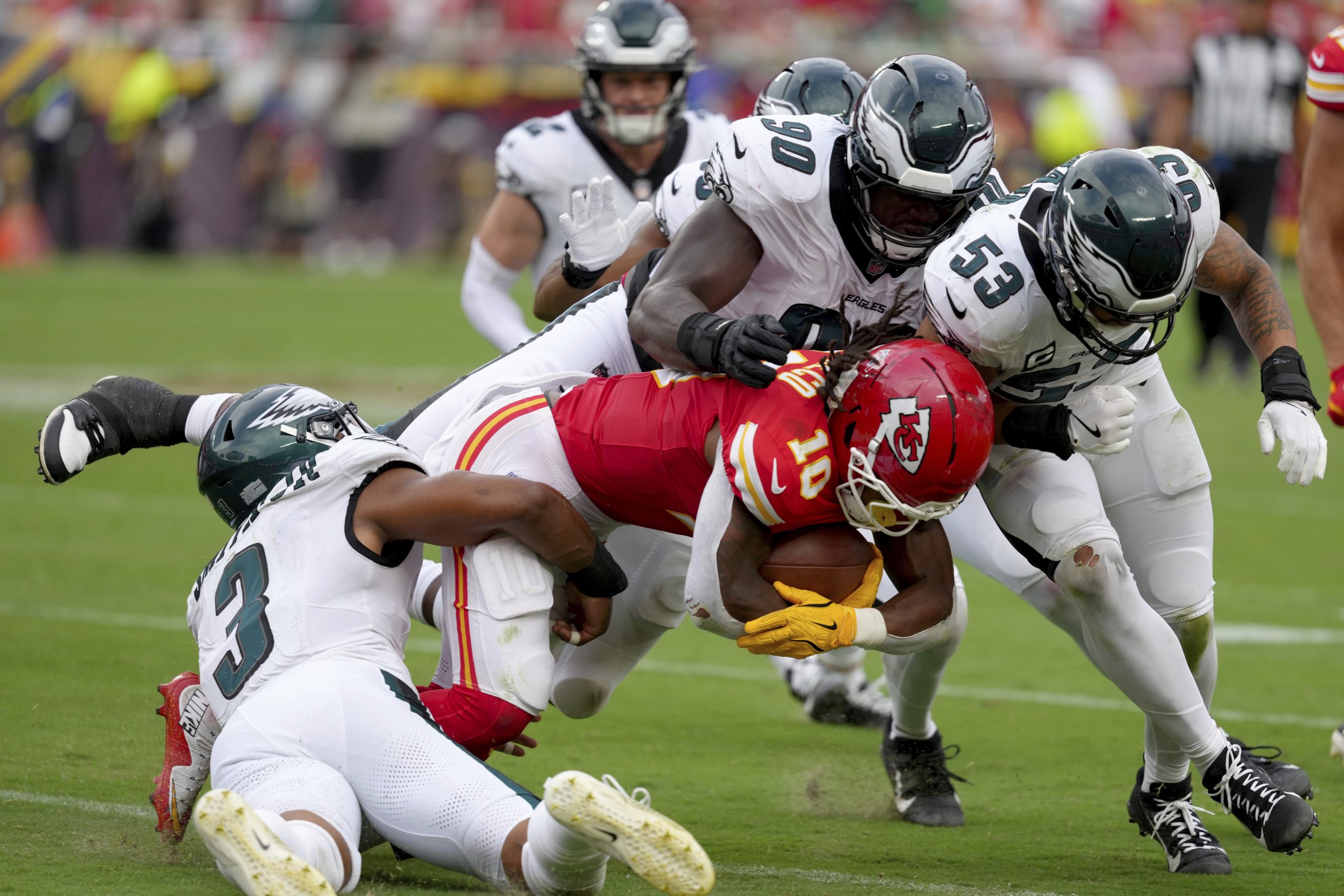 Eagles’ defense shines in Super Bowl rematch as Philly beats the Chiefs 20-17 at Arrowhead Stadium