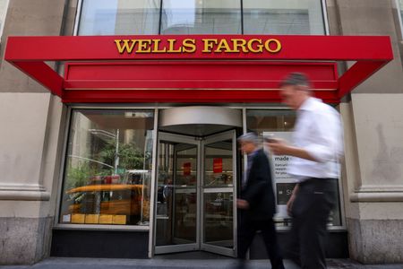 US senators demand Wells Fargo welcome employee unions