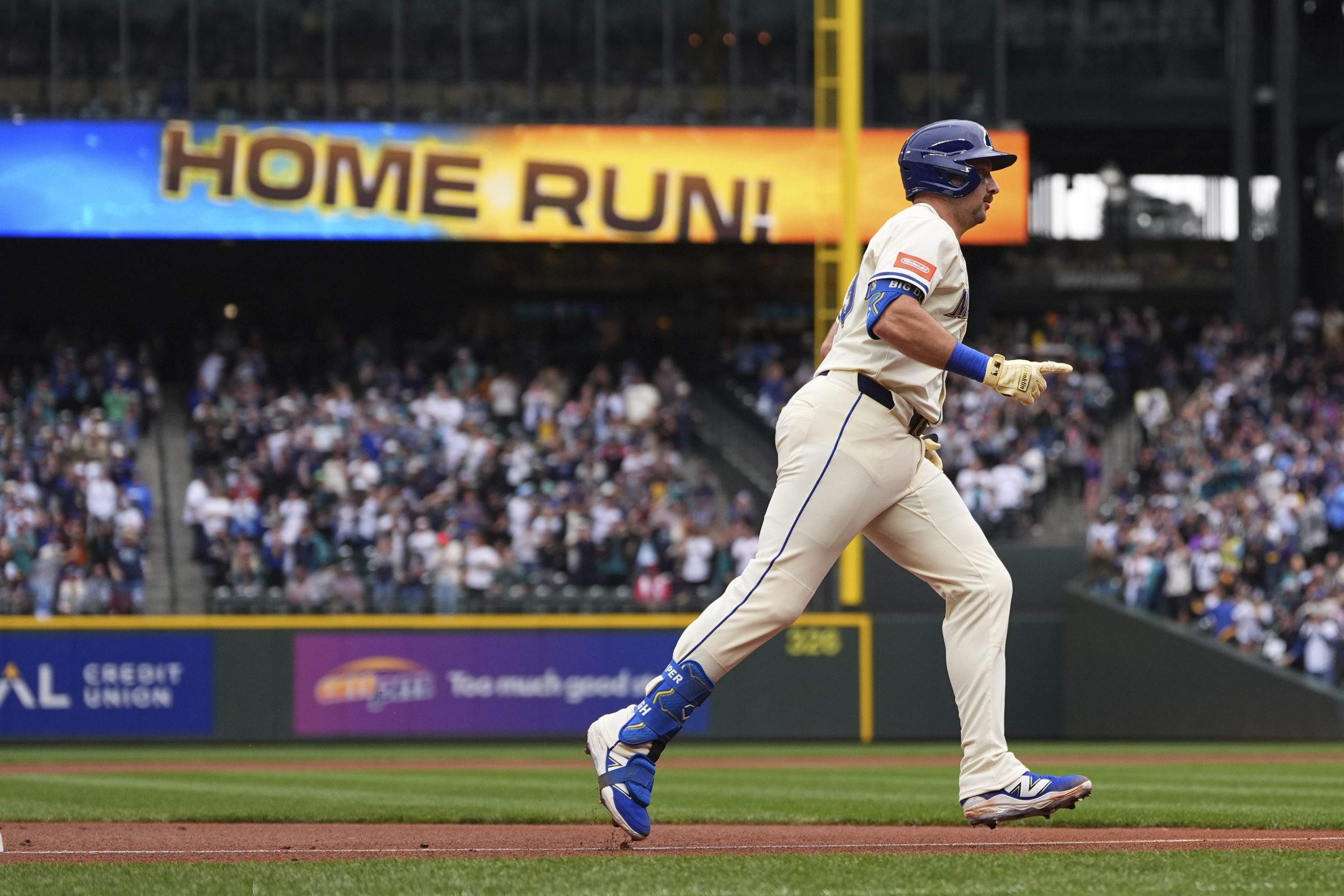 Cal Raleigh breaks Ken Griffey Jr.’s single-season home run record for Mariners