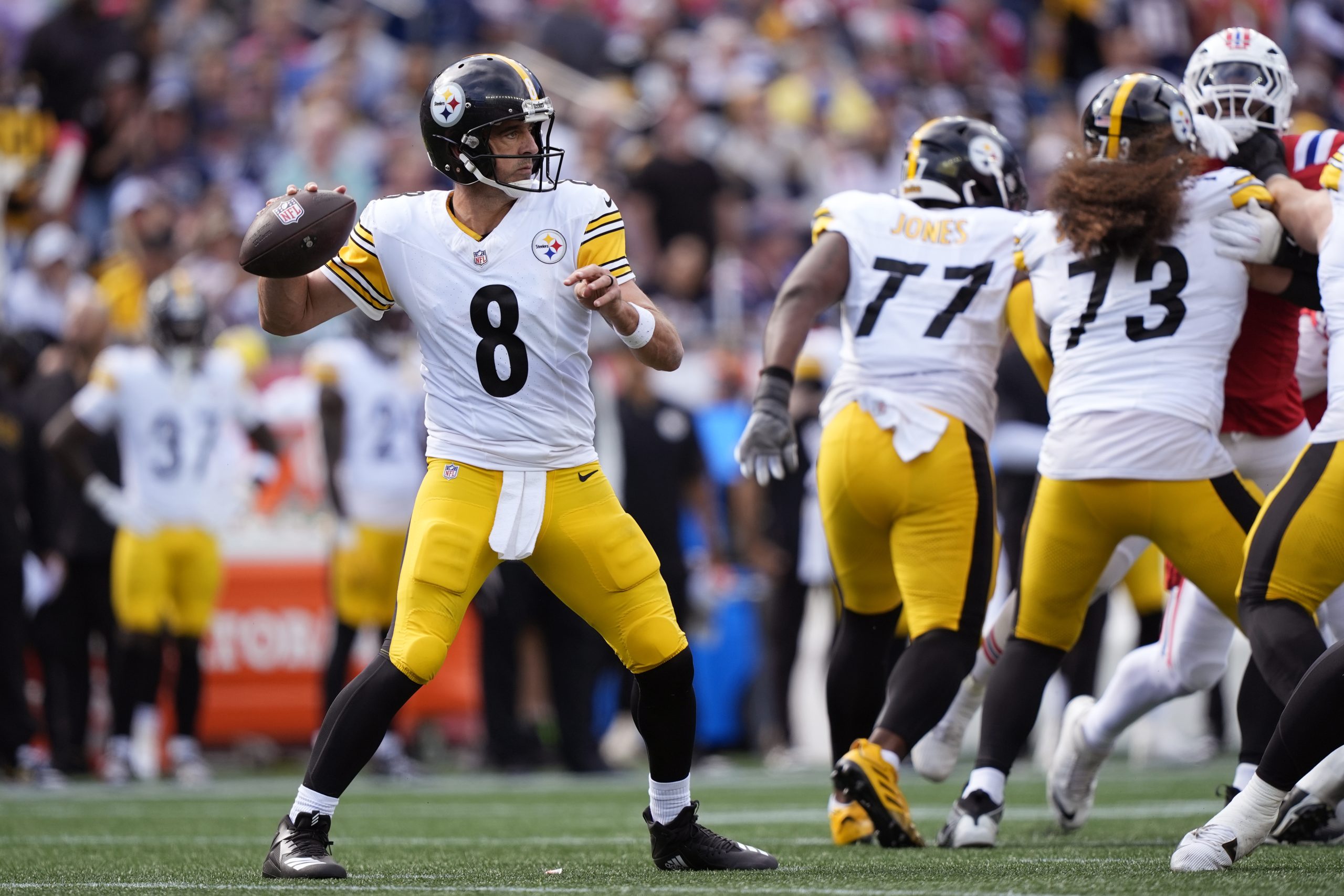 Aaron Rodgers throws 2 TD passes and Steelers force 5 turnovers to beat Patriots 21-14