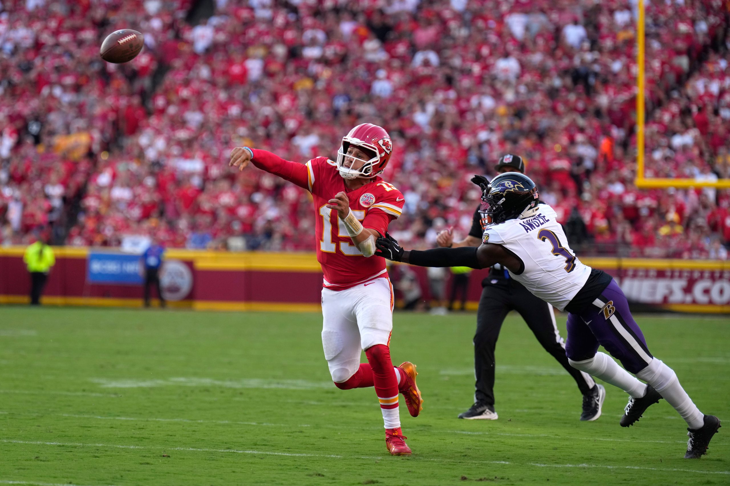 Mahomes shines for Chiefs, Jackson adds to Ravens’ injury woes as Kansas City rolls to 37-20 victory