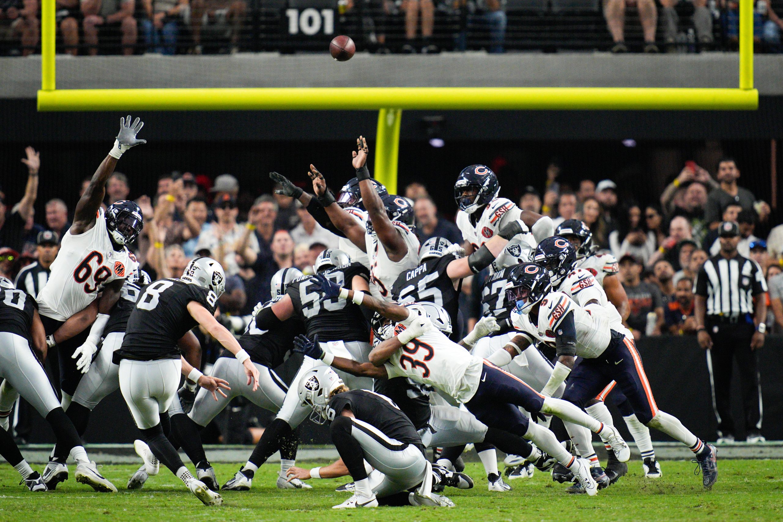 Josh Blackwell blocks field goal to preserve Bears’ rally for 25-24 win over Raiders