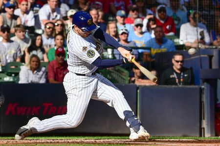 MLB roundup: Reds make NL wild card despite loss to Brewers