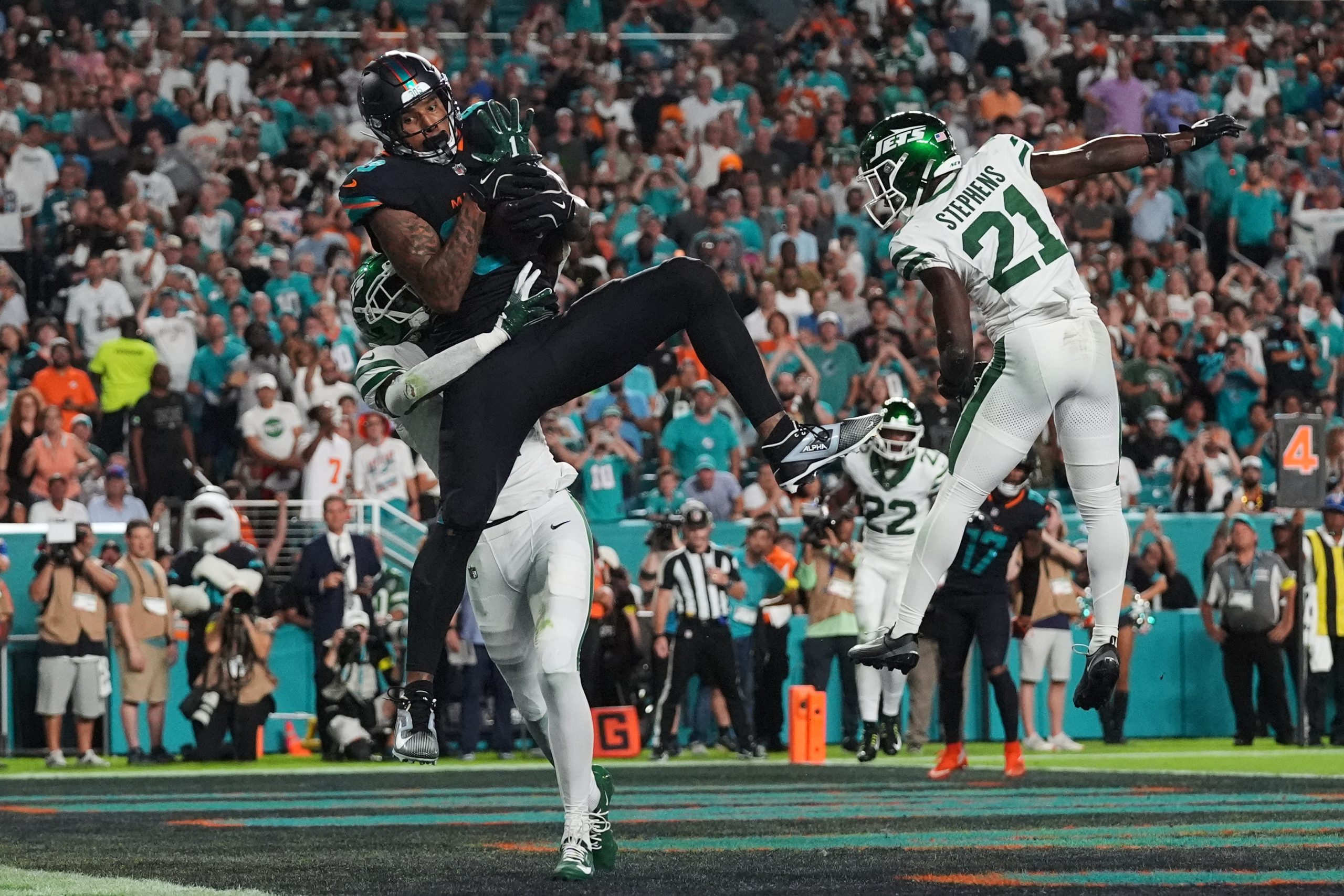 Darren Waller has 2 TDs, Dolphins beat Jets 27-21 but lose Tyreek Hill to serious leg injury