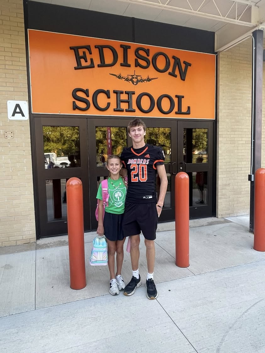 Shout out to our very own BOMBERS Varsity Football Team and Cheerleaders for coming to greet Edison kids this morning!!…