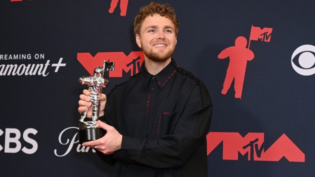 Alex Warren covers Robyn, teases new tour during intimate NYC gig