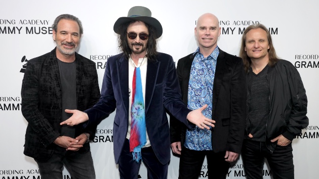 Mike Campbell announces semi-acoustic tour with The Dirty Knobs