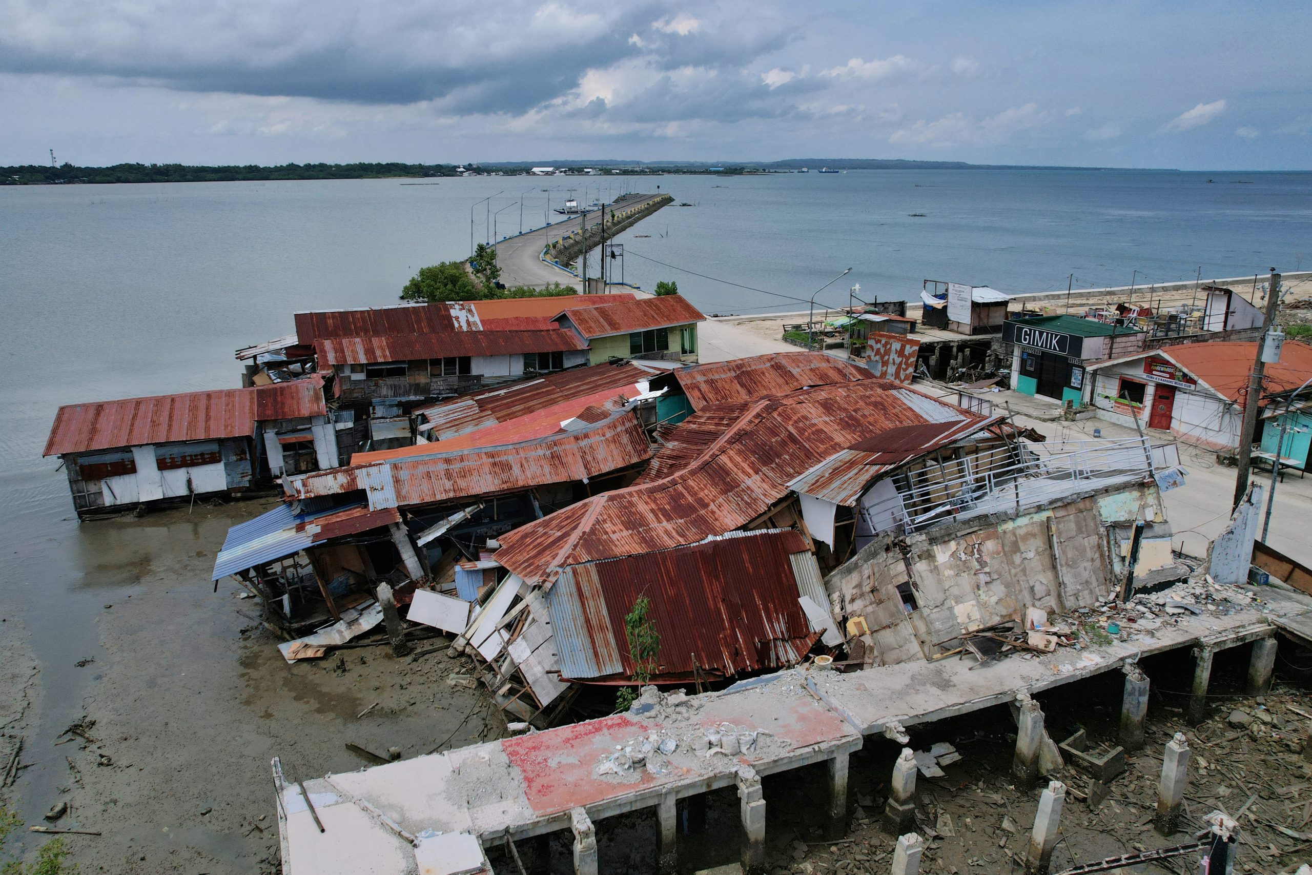 Typhoon blows into Philippines, complicating disaster response after quake and storms