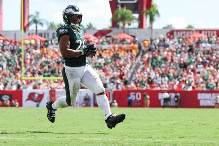 Eagles RB Saquon Barkley appears on injury report with knee issue