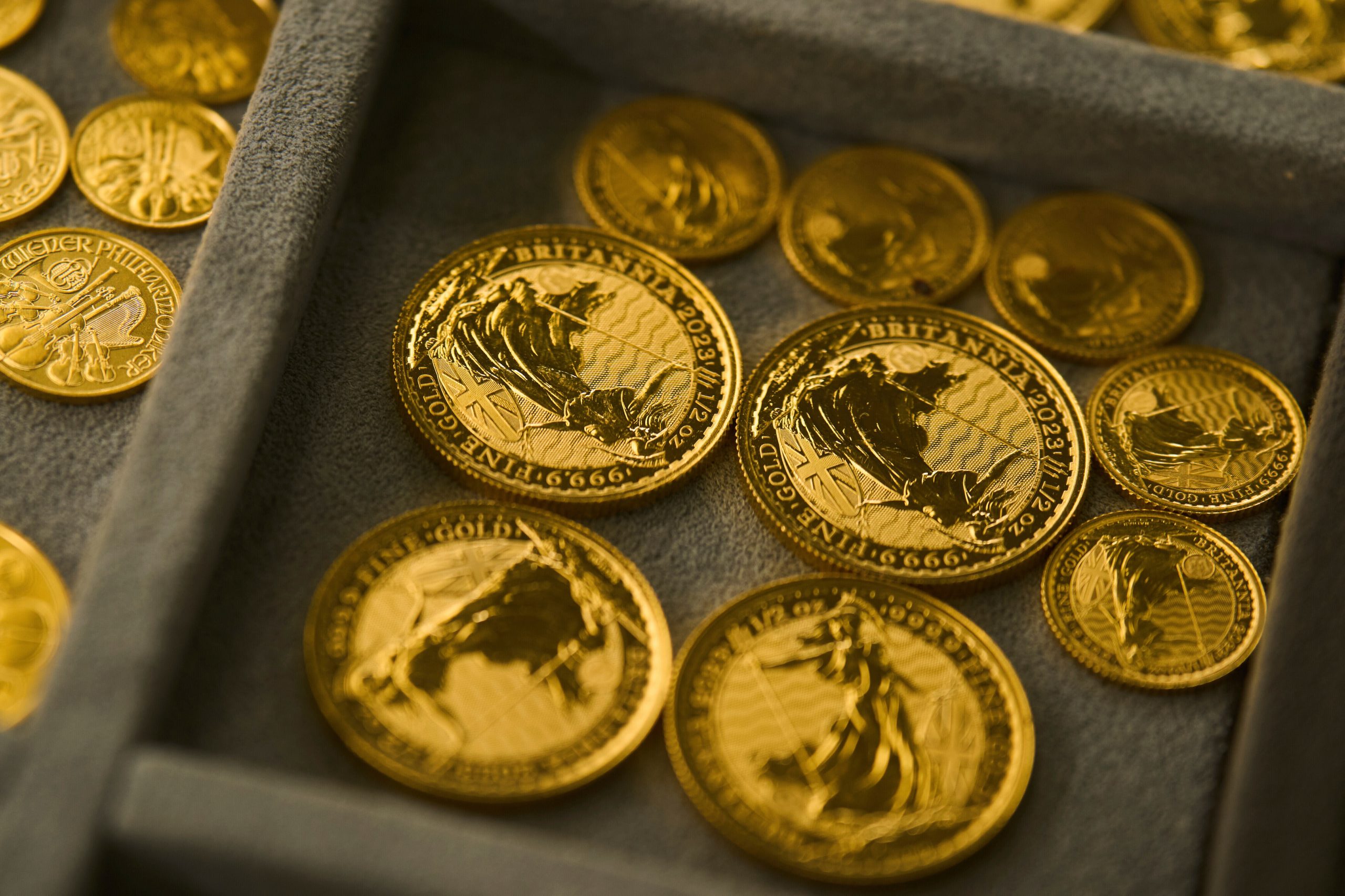 Gold futures rise above $4,000 per ounce for the first time