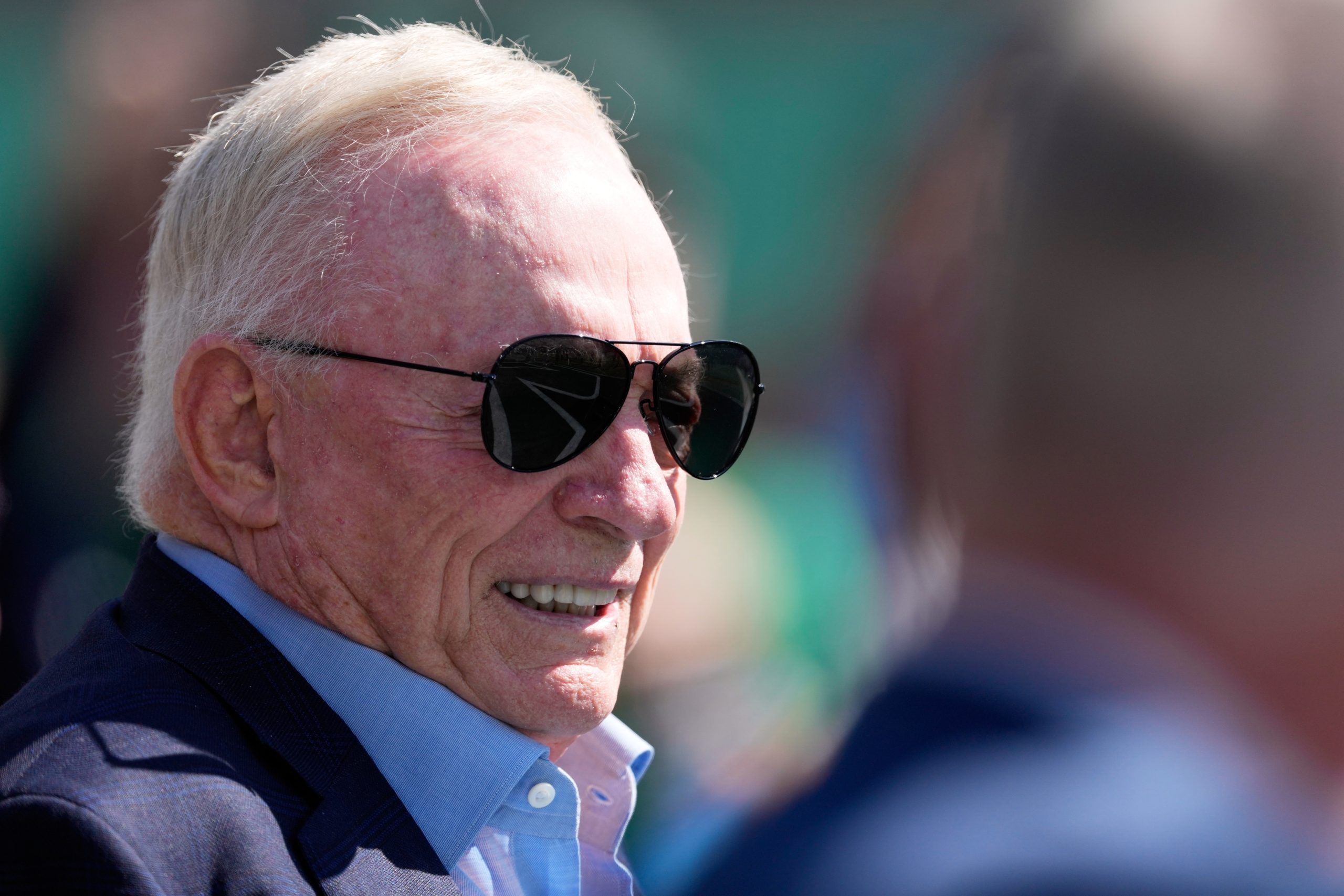 Jerry Jones apologizes for obscene gesture toward fans he says was inadvertent