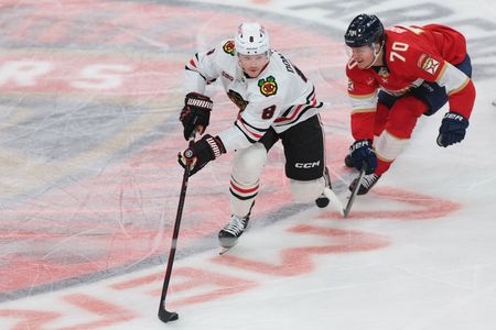 NHL roundup: Panthers raise Cup banner, edge Blackhawks